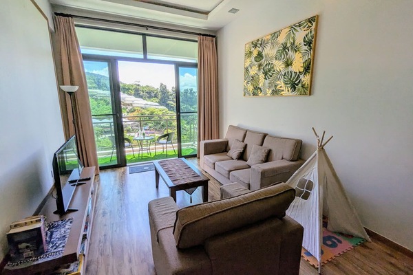 Leilighet, fjellutsikt | Oppholdsområde | En 48-tommers LED-TV med digitale kanaler