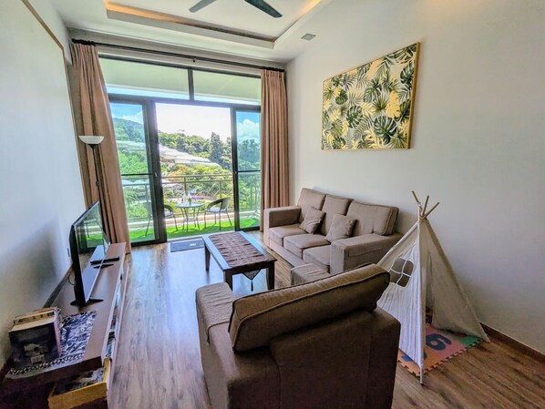 Departamento, vista a la montaña | Área de sala de estar | Televisión LED de 48 pulgadas con canales digitales