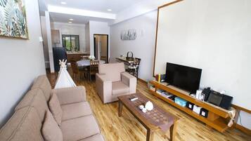 Apartament, vistes a la muntanya | Sala d'estar | Televisor LED de 48 polzades amb canals digitals