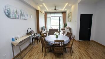 Apartament, vistes a la muntanya | Zona de menjador de l'habitació