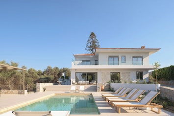 Experience luxury and charm in this exquisite villa in Episkopi Beach.