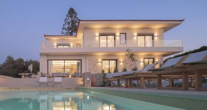 Costa Villa , Walk to Sandy Beach & Heated Pool