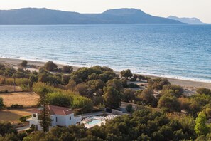 Plage à proximité, chaises longues, serviettes de plage