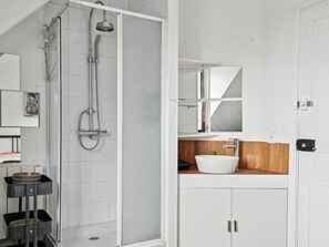 Sèche-cheveux, serviettes fournies