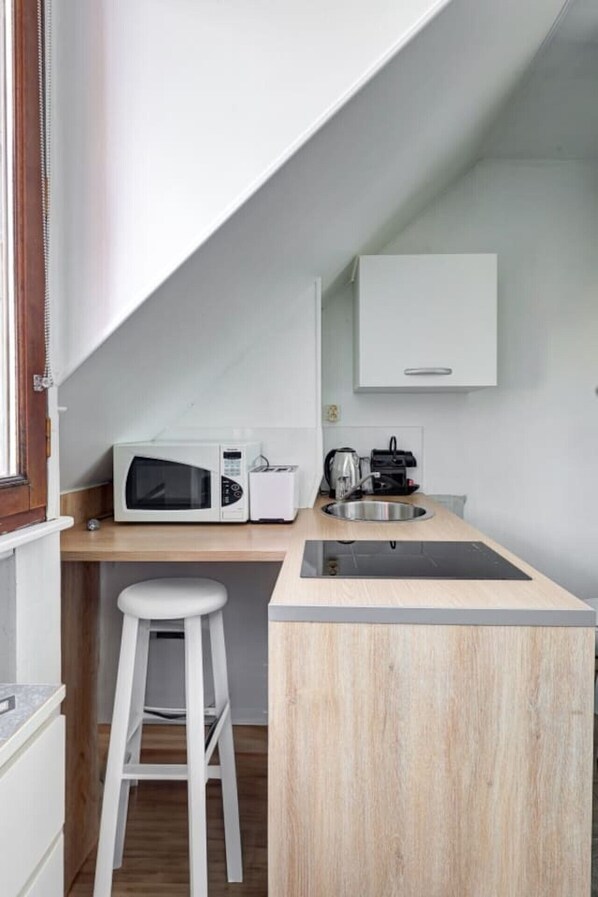 Micro-ondes, cafetière/bouilloire