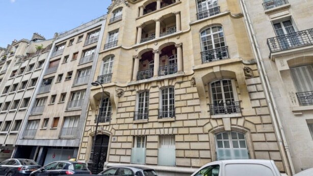 A multi-story building with a classical architectural style, featuring arched windows and balconies. - Studio Porte Dauphine Paris 16ème (Paris)