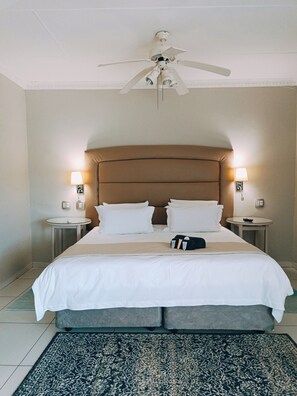 Een bureau, een laptopwerkplek, gratis wifi