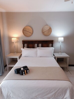 Escritorio, espacio para trabajar con laptop y wifi gratis