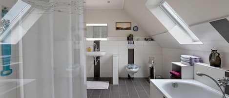 Dusche, Haartrockner, Handtücher