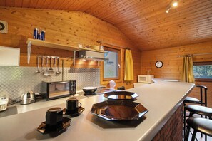 Kjøleskap, mikrobølgeovn, kokeplater og kaffetrakter/tekoker