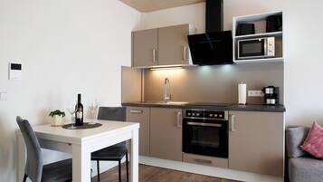 Refrigerador, microondas, horno, placa de cocina