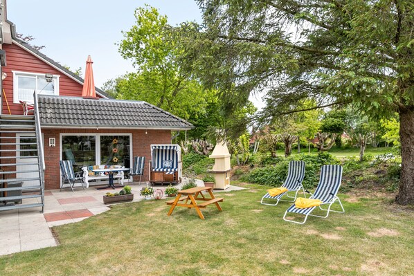 Terrace/patio - Apartment 'Ferienwohnung Roswitha' with Shared Garden, Balcony and Wi-Fi (Langenhorn)