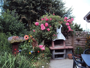 Outdoor dining - Apartment 'Ferienwohnung 1' with Shared Terrace, Shared Garden and Wi-Fi (Brunsbüttel)