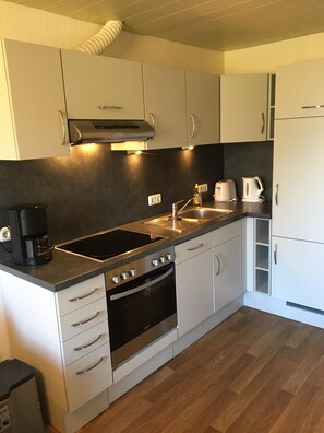 Kühlschrank, Ofen, Herdplatte, Geschirrspüler