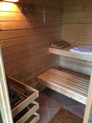 Sauna - Apartment 'Ferienwohnung 1' with Shared Terrace, Shared Garden and Wi-Fi (Brunsbüttel)
