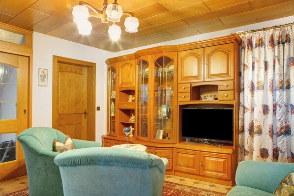 TV, table tennis - Room 'Landhaus Strell - Zimmer 2' with Shared Terrace, Shared Garden and Wi-Fi (Bad Griesbach im Rottal)