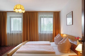 1 bedroom, free WiFi, bed sheets - Room 'Landhaus Strell - Zimmer 2' with Shared Terrace, Shared Garden and Wi-Fi (Bad Griesbach im Rottal)