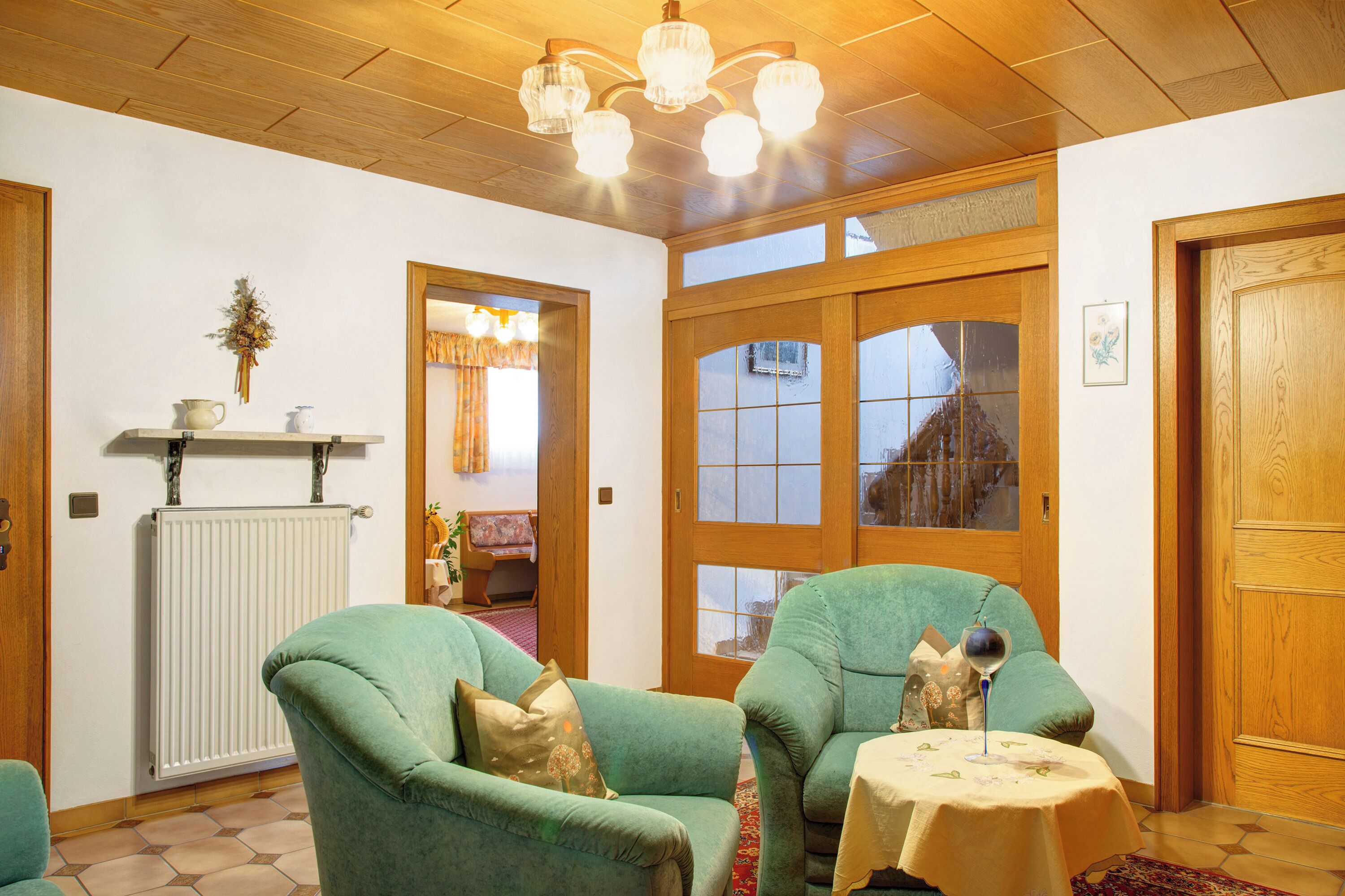 Una televisión, una mesa de tenis de mesa