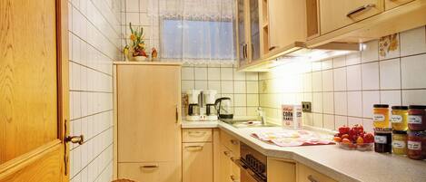 Fridge, oven, stovetop, coffee/tea maker