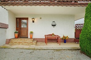 Outdoor dining - Room 'Landhaus Strell - Zimmer 2' with Shared Terrace, Shared Garden and Wi-Fi (Bad Griesbach im Rottal)