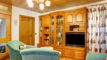 TV, tavolo da ping pong