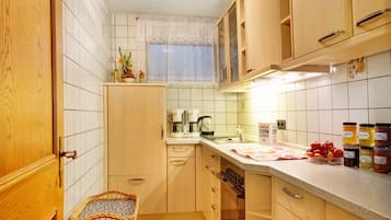 Een koelkast, een oven, een kookplaat, een koffiezetapparaat/waterkoker