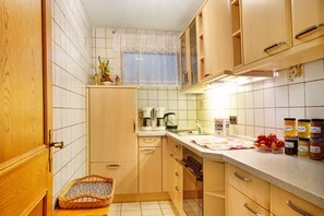 Kjøleskap, ovn, kokeplater og kaffetrakter/tekoker