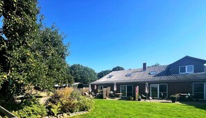 Exterior - Apartment '2001' with Private Terrace, Garden and Wi-Fi (Wesselburenerkoog)