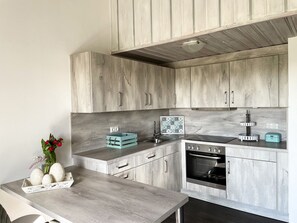 Køleskab, mikrobølgeovn, ovn, kogeplade