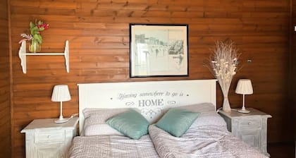 Apartment 'Holzhaus' with Private Terrace, Private Garden and Wi-Fi
