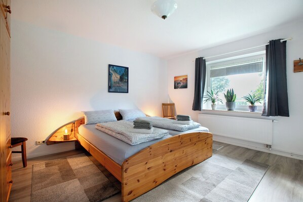 2 bedrooms, free WiFi, bed sheets - Apartment 'Ferienwohnung Achtern Diek' with Private Terrace, Shared Garden and Wi-Fi (Hillgroven)