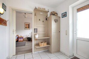 Interior - Apartment 'Ferienwohnung Achtern Diek' with Private Terrace, Shared Garden and Wi-Fi (Hillgroven)