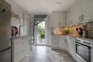 Jääkaappi, mikroaaltouuni, uuni, liesi