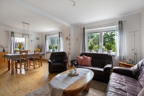Fernseher, Kamin, Tischtennisplatte
