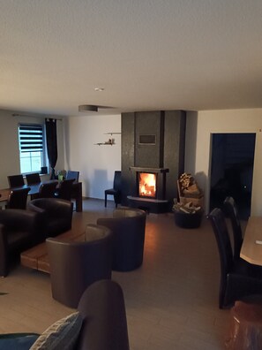 Dining - Holiday Home 'Ferienhaus Urlaubstraum' with Private Terrace, Private Garden and Wi-Fi (Ueckermünde)