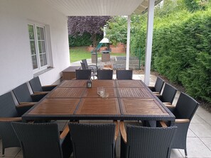 Outdoor dining - Holiday Home 'Ferienhaus Urlaubstraum' with Private Terrace, Private Garden and Wi-Fi (Ueckermünde)