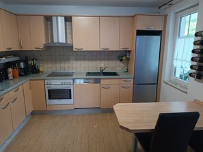 Køleskab, mikrobølgeovn, ovn, kogeplade
