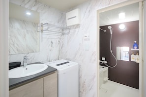 Appartement | Badkamer | Een bad/douchecombinatie, gratis toiletartikelen, een haardroger