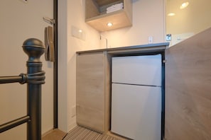 Apartamento | Cozinha privada | Geladeira, micro-ondas, cooktop, talheres/pratos/utensílios de cozinha