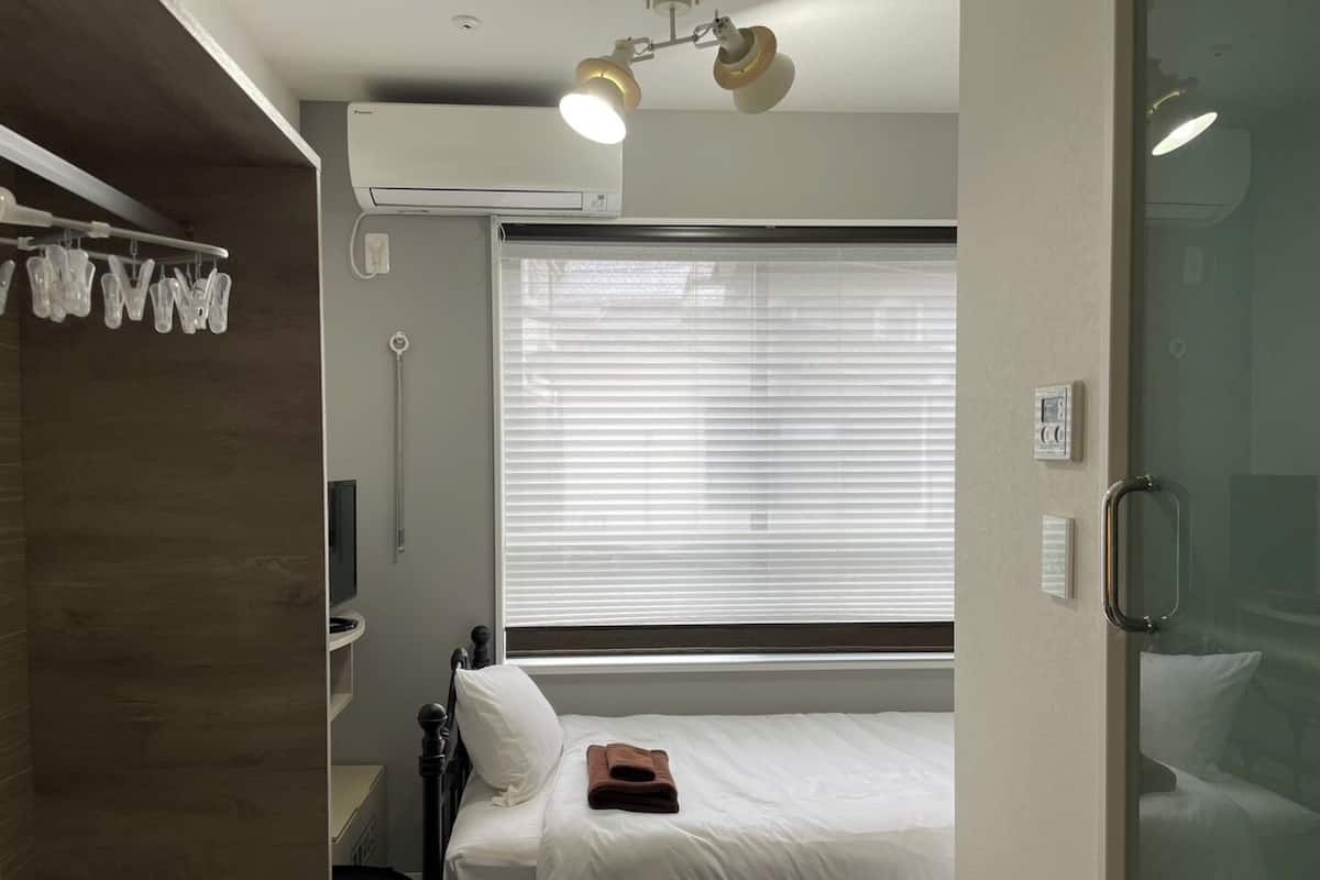 4 habitaciones, escritorio, wifi gratis y ropa de cama