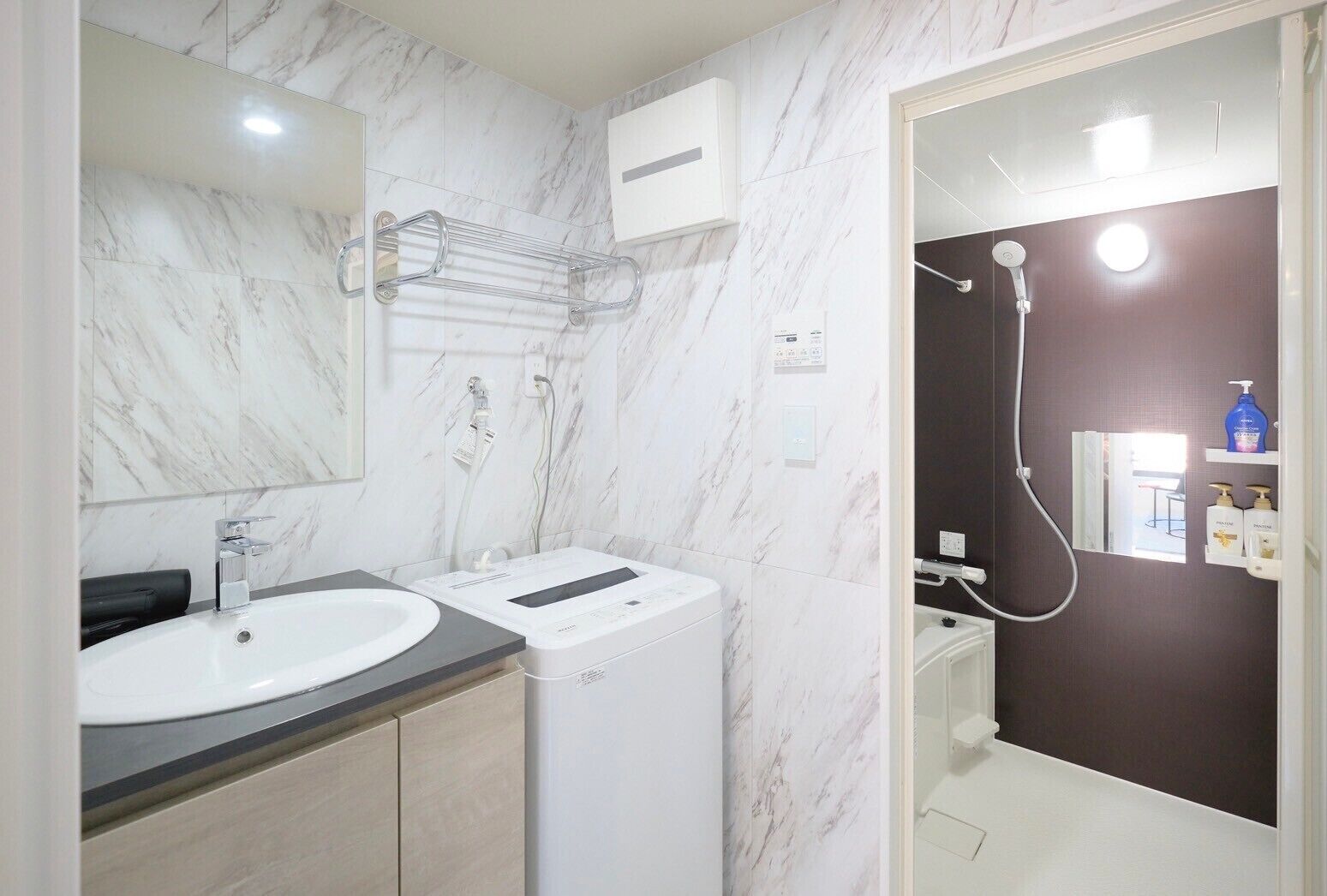 301/303 2つのプライベートルームが利用可能です | バスルーム | シャワー付き浴槽、バスアメニティ (無料)、ヘアドライヤー、タオル