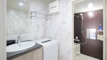301/303 Two private rooms available | Bathroom | Combined shower/tub, free toiletries, hair dryer, slippers
