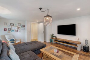 TV - Holiday Apartment 'Haus Elisabeth' with Balcony and Wi-Fi (Lauf)