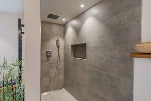 Een douche, handdoeken
