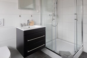 Ducha, secador de pelo, toallas