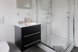 Shower, hair dryer, towels - Room 'Zimmer Vogesenblick' (Endingen am Kaiserstuhl)