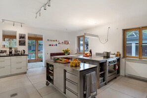 Fridge, microwave, oven, stovetop - Holiday Home 'Gruppenhaus Baiersbronn Lug Ins Tal' with Mountain View, Private Terrace and Wi-Fi (Baiersbronn)