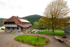 Exterior - Holiday Home 'Gruppenhaus Baiersbronn Lug Ins Tal' with Mountain View, Private Terrace and Wi-Fi (Baiersbronn)