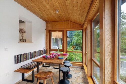 'Lug Ins Tal Gruppenhaus' mit Bergblick, privater Terrasse und Wi-Fi