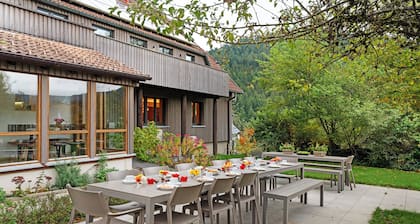 'Lug Ins Tal Gruppenhaus' mit Bergblick, privater Terrasse und Wi-Fi